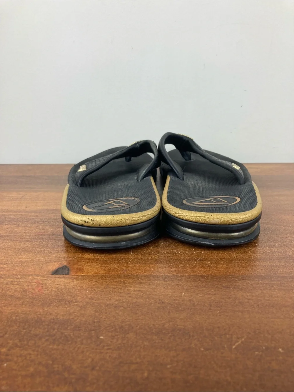 Reef Leather Flip-Flop Sandals Bottle Opener Sole Black Gold Men’s Size 9.